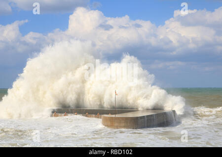 Beirut, Libanon. 9. Januar 2019. Eine riesige Welle stürzt in die Pier auf der Strandpromenade Corniche Beirut als Wetter Bombe aus dem Sturm Norma Hits der libanesischen Küste, die Überschwemmungen und Schäden Credit: Amer ghazzal/Alamy leben Nachrichten Stockfoto