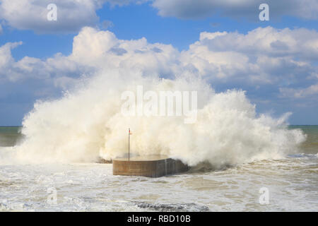 Beirut, Libanon. 9. Januar 2019. Eine riesige Welle stürzt in die Pier auf der Strandpromenade Corniche Beirut als Wetter Bombe aus dem Sturm Norma Hits der libanesischen Küste, die Überschwemmungen und Schäden Credit: Amer ghazzal/Alamy leben Nachrichten Stockfoto