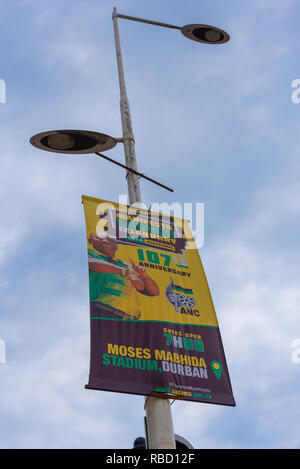 Durban, Südafrika. 9. Januar, 2019. Politische Partei Banner und Plakate schmücken Durbans Straßen vor der African National Congress (ANC) 2019 Wahlprogramm Starten bei Moses Mabhida Stadion in Durban am Samstag, 12. Januar 2019. Der ANC ist Südafrikas Regierungspartei, aber es steht vor großen Herausforderungen, die sich aus oppositionellen Parteien der Demokratischen Allianz (DA) und die wirtschaftliche Freiheit Kämpfer (EFF). Jonathan Oberholster/Alamy leben Nachrichten Stockfoto