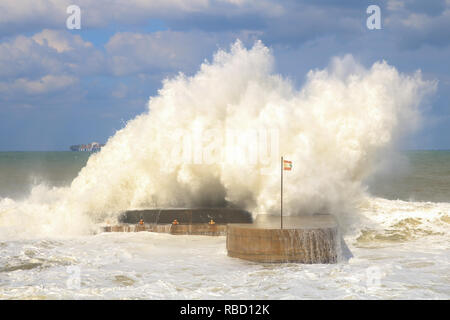 Beirut, Libanon. 9. Januar 2019. Eine riesige Welle stürzt in die Pier auf der Strandpromenade Corniche Beirut als Wetter Bombe aus dem Sturm Norma Hits der libanesischen Küste, die Überschwemmungen und Schäden Credit: Amer ghazzal/Alamy leben Nachrichten Stockfoto