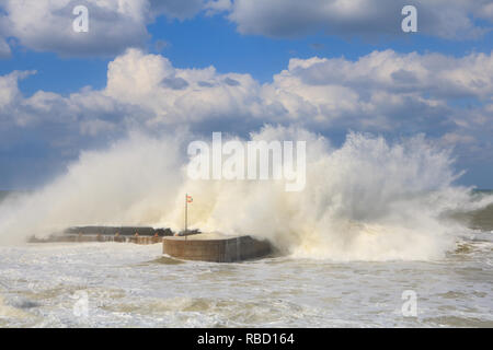 Beirut, Libanon. 9. Januar 2019. Eine riesige Welle stürzt in die Pier auf der Strandpromenade Corniche Beirut als Wetter Bombe aus dem Sturm Norma Hits der libanesischen Küste, die Überschwemmungen und Schäden Credit: Amer ghazzal/Alamy leben Nachrichten Stockfoto