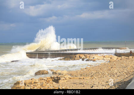 Beirut, Libanon. 9. Januar 2019. Eine riesige Welle stürzt in die Pier auf der Strandpromenade Corniche Beirut als Wetter Bombe aus dem Sturm Norma Hits der libanesischen Küste, die Überschwemmungen und Schäden Credit: Amer ghazzal/Alamy leben Nachrichten Stockfoto