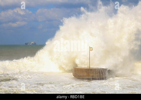 Beirut, Libanon. 9. Januar 2019. Eine riesige Welle stürzt in die Pier auf der Strandpromenade Corniche Beirut als Wetter Bombe aus dem Sturm Norma Hits der libanesischen Küste, die Überschwemmungen und Schäden Credit: Amer ghazzal/Alamy leben Nachrichten Stockfoto