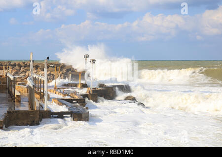 Beirut, Libanon. 9. Januar 2019. Eine riesige Welle stürzt auf eine ufermauer an der Strandpromenade Corniche Beirut als Wetter Bombe aus dem Sturm Norma Hits der libanesischen Küste, die Überschwemmungen und Schäden Stockfoto