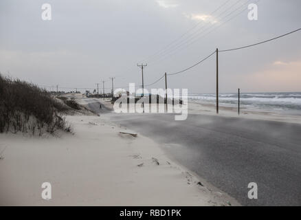 Gaza, Gaza, Palästina. 8 Jan, 2019. Palästinenser Spaziergang auf der Strandpromenade Gehweg während ein Staubsturm in Gaza Stadt. Credit: Mahmoud Issa/Quds Net News/ZUMA Draht/Alamy leben Nachrichten Stockfoto