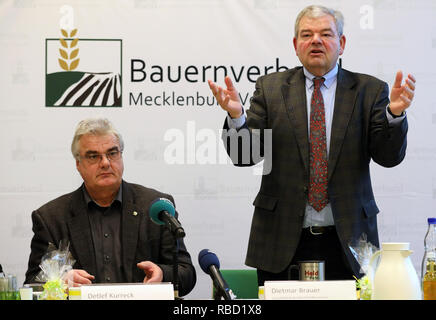 Malchow, Deutschland. 09 Jan, 2019. Detlef Kurreck (l), Präsident des Bauernverbandes, und Dietmar Brauer, Managing Partner der Norddeutschen Pflanzenzucht Hans-Georg Lembke KG, informieren über die anstehenden Probleme und Aufgaben des Staates Bauernverband auf einer Pressekonferenz in der saatzucht Unternehmen auf der Insel Poel. Quelle: Bernd Wüstneck/dpa/Alamy leben Nachrichten Stockfoto