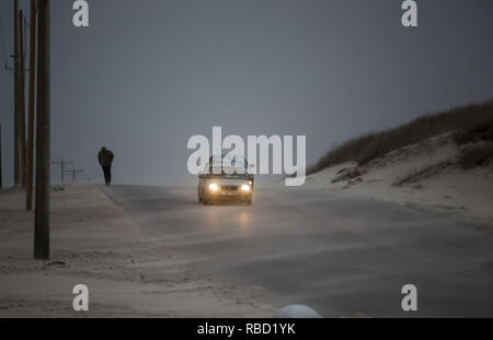 Gaza, Gaza, Palästina. 8 Jan, 2019. Palästinenser Spaziergang auf der Strandpromenade Gehweg während ein Staubsturm in Gaza Stadt. Credit: Mahmoud Issa/Quds Net News/ZUMA Draht/Alamy leben Nachrichten Stockfoto