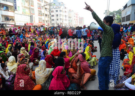 Dhaka, Bangladesch. 9 Jan, 2019. Bangladesch Textilarbeiter shout Slogans wie Sie eine Straße bei einer Demonstration block höhere Löhne zu fordern, in Dhaka, Bangladesch, am 9. Januar 2019. Bangladeshi Polizei am Januar 9 Wasserwerfer zu 10.000 streikenden Textilarbeiterinnen, die einen großen Autobahn blockieren in der vierte Tag des Arbeitskampfes wurden zerstreut, ein Beamter sagte. Credit: Mamunur Rashid/Alamy leben Nachrichten Stockfoto