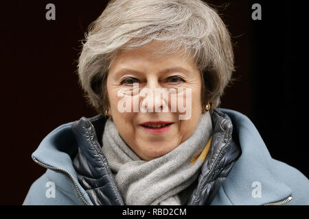 (190109) -- LONDON, Januar 9, 2019 (Xinhua) - der britische Premierminister Theresa May Blätter 10 Downing Street für Prime Minister's Fragen im Unterhaus in London, Großbritannien, am Jan 9, 2019. Großbritanniens Brexit Debatte im Unterhaus auf das vorgeschlagene Abkommen über die Bedingungen für die Rücknahme der UK und die künftigen Beziehungen mit der EU begonnen Mittwoch vor einer Abstimmung für Jan. 15 geplant. (Xinhua / Tim Irland) Stockfoto