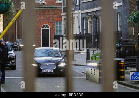 10 Downing Street, London, UK. 8 Jan, 2019. Ministerkonferenz Auto hinterlässt eine Kabinettssitzung am Amtssitz des Premierministers. Credit: alamy Live News/Andy Stehrenberger Stockfoto