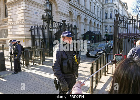 10 Downing Street, London, UK. 8 Jan, 2019. Ministerkonferenz Auto hinterlässt eine Kabinettssitzung am Amtssitz des Premierministers. Credit: alamy Live News/Andy Stehrenberger Stockfoto