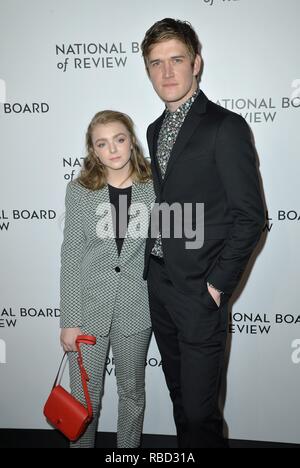 Elsie Fisher, Bo Burnham in der Ankunftshalle für National Board of Review (NBR) Awards Gala, Cipriani 42nd Street, New York, NY, 8. Januar 2019. Foto: Kristin Callahan/Everett Collection Stockfoto