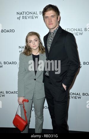Elsie Fisher, Bo Burnham in der Ankunftshalle für National Board of Review (NBR) Awards Gala, Cipriani 42nd Street, New York, NY, 8. Januar 2019. Foto: Kristin Callahan/Everett Collection Stockfoto