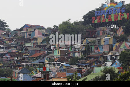 Semarang, Zentraljava, Indonesien. 3 Jan, 2019. Bevölkerungsdichte sind an mehreren Standorten in Semarang City, Central Java, einer von ihnen in gesehen" "Kampung Pelangi'', zu einem Reiseziel. Credit: Adriana Adinandra/SOPA Images/ZUMA Draht/Alamy leben Nachrichten Stockfoto