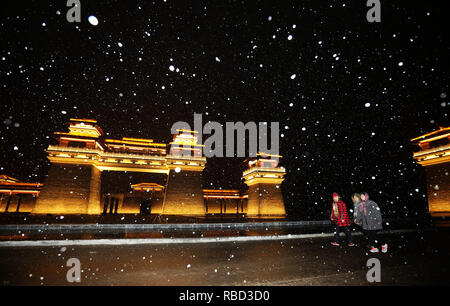 Nanjing, China Provinz Shandong. 9 Jan, 2019. Menschen gehen inmitten von Schnee in Tancheng Grafschaft von Dalian, China Provinz Shandong, Jan. 9, 2019. Credit: Zhang Chunlei/Xinhua/Alamy leben Nachrichten Stockfoto