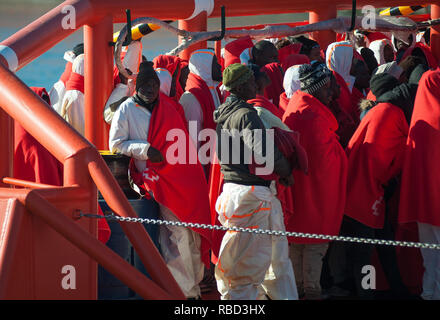 Malaga, Spanien. 9 Jan, 2019. Migrantinnen und Migranten sind zu sehen auf einem Schiff zu retten, als sie vor 13.00 nach Ihrer Ankunft im Hafen von Málaga in Spanien Maritime Rescue Service 188 Migranten an Bord Jollen auf der Alboran See gerettet und brachte sie nach Malaga Hafen, von wo aus sie durch das Spanische Rote Kreuz unterstützt wurden. Credit: Jesus Merida/SOPA Images/ZUMA Draht/Alamy leben Nachrichten Stockfoto