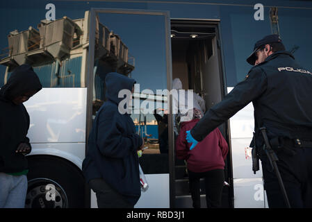 Malaga, Spanien. 9 Jan, 2019. Migranten Frauen in der Warteschlange befinden, gesehen werden, von einem Polizisten auf einen Polizeiwagen nach Ihrer Ankunft im Hafen von Málaga in Spanien Maritime Rescue Service 188 Migranten an Bord Jollen auf der Alboran See gerettet und brachte sie nach Malaga Hafen, von wo aus sie durch das Spanische Rote Kreuz unterstützt wurden geführt. Credit: Jesus Merida/SOPA Images/ZUMA Draht/Alamy leben Nachrichten Stockfoto