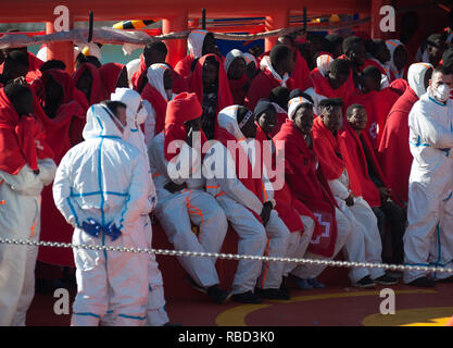 Malaga, Spanien. 9 Jan, 2019. Migrantinnen und Migranten sind zu sehen auf einem Schiff zu retten, als sie vor 13.00 nach Ihrer Ankunft im Hafen von Málaga in Spanien Maritime Rescue Service 188 Migranten an Bord Jollen auf der Alboran See gerettet und brachte sie nach Malaga Hafen, von wo aus sie durch das Spanische Rote Kreuz unterstützt wurden. Credit: Jesus Merida/SOPA Images/ZUMA Draht/Alamy leben Nachrichten Stockfoto