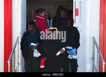 Malaga, Spanien. 9 Jan, 2019. Migrantinnen werden gesehen, zum Beenden eines humanitären Notlage des spanischen Roten Kreuzes nach Ihrer Ankunft im Hafen von Málaga in Spanien Maritime Rescue Service 188 Migranten an Bord Jollen auf der Alboran See gerettet und brachte sie nach Malaga Hafen, von wo aus sie durch das Spanische Rote Kreuz unterstützt wurden. Credit: Jesus Merida/SOPA Images/ZUMA Draht/Alamy leben Nachrichten Stockfoto