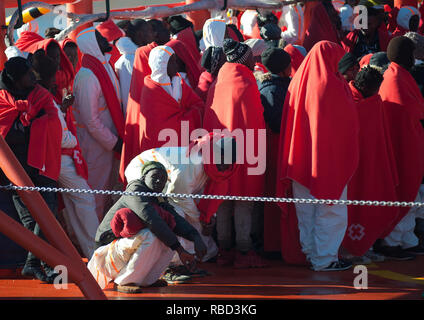 Malaga, Spanien. 9 Jan, 2019. Migrantinnen und Migranten sind zu sehen auf einem Schiff zu retten, als sie vor 13.00 nach Ihrer Ankunft im Hafen von Málaga in Spanien Maritime Rescue Service 188 Migranten an Bord Jollen auf der Alboran See gerettet und brachte sie nach Malaga Hafen, von wo aus sie durch das Spanische Rote Kreuz unterstützt wurden. Credit: Jesus Merida/SOPA Images/ZUMA Draht/Alamy leben Nachrichten Stockfoto