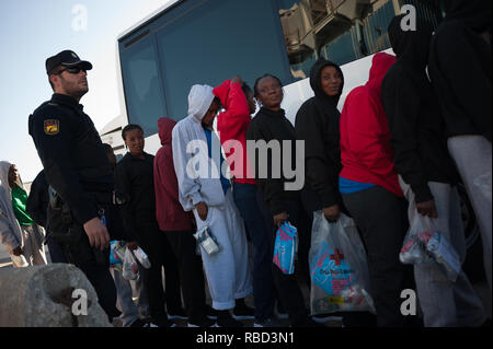 Malaga, Spanien. 9 Jan, 2019. Migranten sind Frauen gesehen zu Fuß in der Warteschlange, als sie in einen Polizeiwagen nach Ihrer Ankunft im Hafen von Málaga in Spanien Maritime Rescue Service 188 Migranten an Bord Jollen auf der Alboran See gerettet und brachte sie nach Malaga Hafen, von wo aus sie durch das Spanische Rote Kreuz unterstützt wurden. Credit: Jesus Merida/SOPA Images/ZUMA Draht/Alamy leben Nachrichten Stockfoto