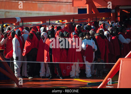 Malaga, Spanien. 9 Jan, 2019. Migrantinnen und Migranten sind zu sehen auf einem Schiff zu retten, als sie vor 13.00 nach Ihrer Ankunft im Hafen von Málaga in Spanien Maritime Rescue Service 188 Migranten an Bord Jollen auf der Alboran See gerettet und brachte sie nach Malaga Hafen, von wo aus sie durch das Spanische Rote Kreuz unterstützt wurden. Credit: Jesus Merida/SOPA Images/ZUMA Draht/Alamy leben Nachrichten Stockfoto