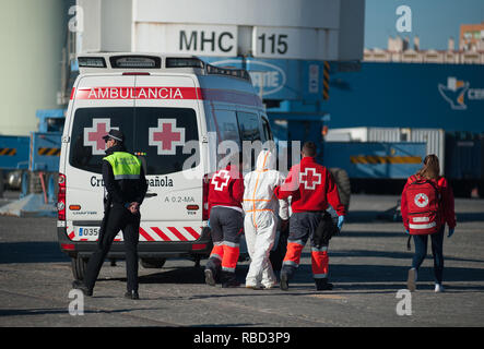 Malaga, Spanien. 9 Jan, 2019. Ein wanderarbeitnehmer Frau gesehen werden, die von den Mitgliedern des spanischen Roten Kreuzes nach Ihrer Ankunft im Hafen von Málaga in Spanien Maritime Rescue Service 188 Migranten an Bord Jollen auf der Alboran See gerettet und brachte sie nach Malaga Hafen, von wo aus sie durch das Spanische Rote Kreuz unterstützt wurden. Credit: Jesus Merida/SOPA Images/ZUMA Draht/Alamy leben Nachrichten Stockfoto