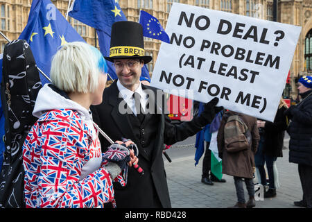 London, Großbritannien. 9 Jan, 2019. EU Supergirl Madeleina Kay steht mit einem anderen anti-Brexit Aktivist getarnt als Jakob Rees-Mogg und tragen ein Schild mit der Aufschrift "mein Geld auf Brexit mein Geld in Irland" während eines Protestes von Pro-EU-Gruppe SODEM (Stand der Missachtung der Europäischen Bewegung) außerhalb des Parlaments am ersten Tag der Debatte im Unterhaus auf Premierminister Theresa's Können vorgeschlagen Brexit Rückzug Vereinbarung. Credit: Mark Kerrison/Alamy leben Nachrichten Stockfoto