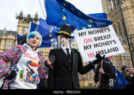 London, Großbritannien. 9 Jan, 2019. EU Supergirl Madeleina Kay steht mit einem anderen anti-Brexit Aktivist getarnt als Jakob Rees-Mogg und tragen ein Schild mit der Aufschrift "mein Geld auf Brexit mein Geld in Irland" während eines Protestes von Pro-EU-Gruppe SODEM (Stand der Missachtung der Europäischen Bewegung) außerhalb des Parlaments am ersten Tag der Debatte im Unterhaus auf Premierminister Theresa's Können vorgeschlagen Brexit Rückzug Vereinbarung. Credit: Mark Kerrison/Alamy leben Nachrichten Stockfoto