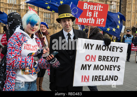 London, Großbritannien. 9 Jan, 2019. EU Supergirl Madeleina Kay steht mit einem anderen anti-Brexit Aktivist getarnt als Jakob Rees-Mogg und tragen ein Schild mit der Aufschrift "mein Geld auf Brexit mein Geld in Irland" während eines Protestes von Pro-EU-Gruppe SODEM (Stand der Missachtung der Europäischen Bewegung) außerhalb des Parlaments am ersten Tag der Debatte im Unterhaus auf Premierminister Theresa's Können vorgeschlagen Brexit Rückzug Vereinbarung. Credit: Mark Kerrison/Alamy leben Nachrichten Stockfoto