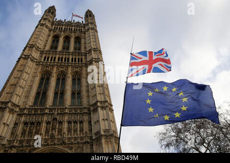 (190109) -- LONDON, Januar 9, 2019 (Xinhua) - Flaggen der EU und das Vereinigte Königreich sind außerhalb der Häuser des Parlaments in London, Großbritannien, am 9. 2019. Großbritanniens Brexit Debatte im Unterhaus auf das vorgeschlagene Abkommen über die Bedingungen für die Rücknahme der UK und die künftigen Beziehungen mit der EU begonnen Mittwoch vor einer Abstimmung für Jan. 15 geplant. (Xinhua / Tim Irland) Stockfoto