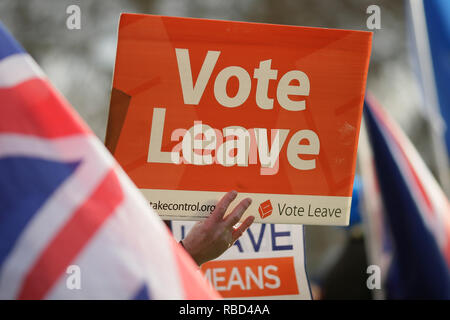 (190109) -- LONDON, Januar 9, 2019 (Xinhua) - Pro-Brexit Demonstranten halten Plakate außerhalb der Häuser des Parlaments in London, Großbritannien, am 9. 2019. Großbritanniens Brexit Debatte im Unterhaus auf das vorgeschlagene Abkommen über die Bedingungen für die Rücknahme der UK und die künftigen Beziehungen mit der EU begonnen Mittwoch vor einer Abstimmung für Jan. 15 geplant. (Xinhua / Tim Irland) Stockfoto