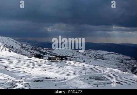 (190109) - Beirut, Januar 9, 2019 (Xinhua) - Foto auf Jan. 9, 2019 zeigt die Schnee-Gebirge im Osten Beirut, Libanon. Einen grossen Sturm, betitelt Norma, hit Libanon ab 14.01.6, 14.01.9, und brachte schwere Regen und Schnee zu vielen Gebieten des Landes. (Xinhua / Bilal Jawich) Stockfoto