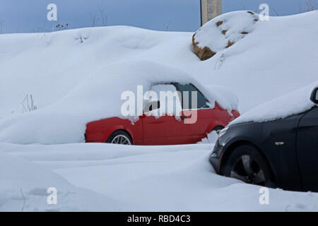 (190109) - Beirut, Januar 9, 2019 (Xinhua) - Autos werden von schweren Schnee in einer bergigen Gegend im Osten Beirut, Libanon, auf Jan. 9, 2019. Einen grossen Sturm, betitelt Norma, hit Libanon ab 14.01.6, 14.01.9, und brachte schwere Regen und Schnee zu vielen Gebieten des Landes. (Xinhua / Bilal Jawich) Stockfoto