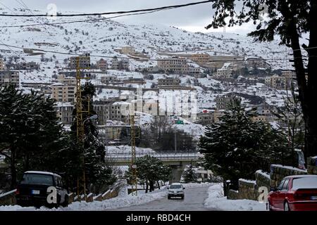 (190109) - Beirut, Januar 9, 2019 (Xinhua) - Foto auf Jan. 9, 2019 zeigt die Schnee-bedeckten Gebäuden in einer bergigen Gegend im Osten Beirut, Libanon. Einen grossen Sturm, betitelt Norma, hit Libanon ab 14.01.6, 14.01.9, und brachte schwere Regen und Schnee zu vielen Gebieten des Landes. (Xinhua / Bilal Jawich) Stockfoto