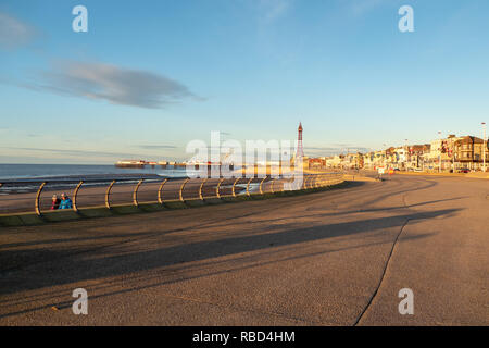 Blackpool, Großbritannien. 9 Jan, 2019. Wetter news. Einen schönen Winter Abend in Blackpool, Leute heraus dort mit doggies genießen Sie die Wintersonne. Credit: Gary Telford/Alamy leben Nachrichten Stockfoto