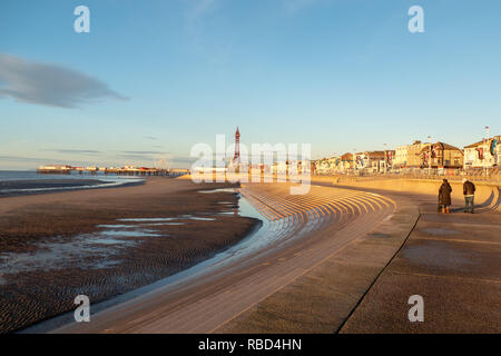 Blackpool, Großbritannien. 9 Jan, 2019. Wetter news. Einen schönen Winter Abend in Blackpool, Leute heraus dort mit doggies genießen Sie die Wintersonne. Credit: Gary Telford/Alamy leben Nachrichten Stockfoto