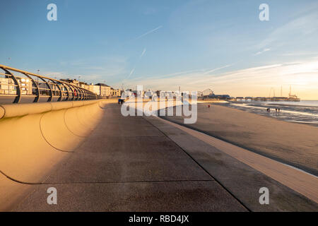 Blackpool, Großbritannien. 9 Jan, 2019. Wetter news. Einen schönen Winter Abend in Blackpool, Leute heraus dort mit doggies genießen Sie die Wintersonne. Credit: Gary Telford/Alamy leben Nachrichten Stockfoto