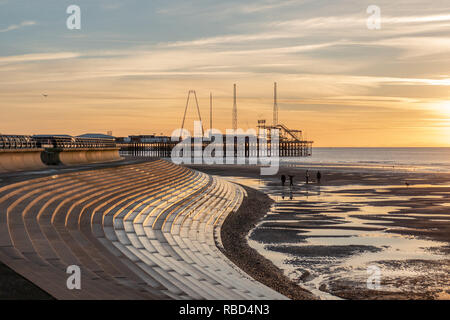 Blackpool, Großbritannien. 9 Jan, 2019. Wetter news. Einen schönen Winter Abend in Blackpool, Leute heraus dort mit doggies genießen Sie die Wintersonne. Credit: Gary Telford/Alamy leben Nachrichten Stockfoto