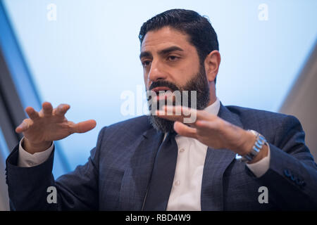 Doha, Katar. 09 Jan, 2019. Mahmoud Qutub, Expertin für Menschenrechte in Katar, während einer Runde von Gesprächen mit Journalisten aus Deutschland. Credit: Peter Kneffel/dpa/Alamy leben Nachrichten Stockfoto