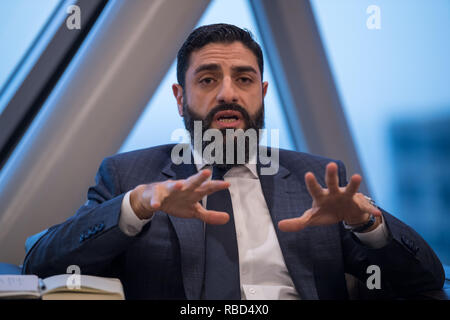 Doha, Katar. 09 Jan, 2019. Mahmoud Qutub, Expertin für Menschenrechte in Katar, während einer Runde von Gesprächen mit Journalisten aus Deutschland. Credit: Peter Kneffel/dpa/Alamy leben Nachrichten Stockfoto