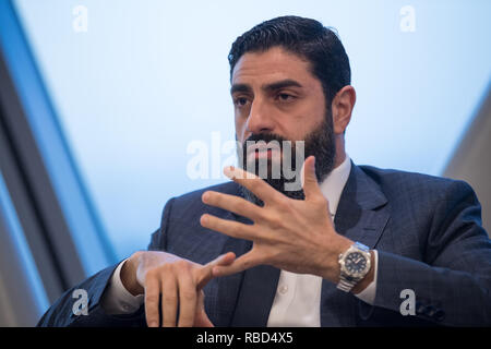 Doha, Katar. 09 Jan, 2019. Mahmoud Qutub, Expertin für Menschenrechte in Katar, während einer Runde von Gesprächen mit Journalisten aus Deutschland. Credit: Peter Kneffel/dpa/Alamy leben Nachrichten Stockfoto