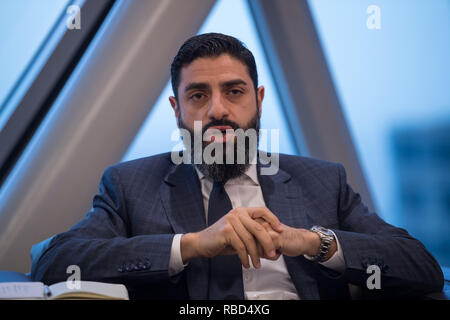 Doha, Katar. 09 Jan, 2019. Mahmoud Qutub, Expertin für Menschenrechte in Katar, während einer Runde von Gesprächen mit Journalisten aus Deutschland. Credit: Peter Kneffel/dpa/Alamy leben Nachrichten Stockfoto