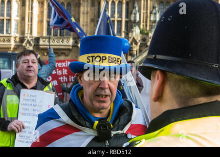 London, Großbritannien. 9 Jan, 2019. Pro-EU-Aktivist Steve Bray von sodem (Stand der Missachtung der Europäischen Bewegung) macht eine Beschwerde bei der Polizei in Bezug auf die Mitglieder von pro-Brexit Gruppe Gelb UK stören ihren Protest außerhalb des Parlaments am ersten Tag der Debatte im Unterhaus auf Premierminister Theresa's Können vorgeschlagen Brexit Rückzug Vereinbarung. Polizeistrukturen außerhalb des Parlaments haben folgende Beschwerden bezüglich Belästigungen von MPs durch gelbe Westen UK Veranstalter gestärkt worden. Credit: Mark Kerrison/Alamy leben Nachrichten Stockfoto