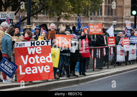 London, Großbritannien. 9 Jan, 2019. Die Aktivisten von pro-Brexit Gruppe verlassen bedeutet Protest außerhalb des Parlaments am ersten Tag der Debatte im Unterhaus auf Premierminister Theresa's Können vorgeschlagen Brexit Rückzug Vereinbarung verlassen. Credit: Mark Kerrison/Alamy leben Nachrichten Stockfoto