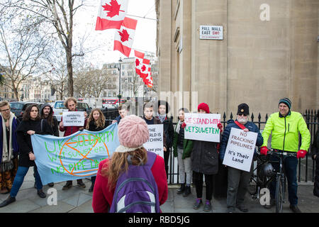 London, Großbritannien. 9. Januar, 2019. Claire James, Kampagnen Koordinator der Kampagne gegen den Klimawandel an, Adressen Klimamitkämpfer außerhalb der kanadische hohe Kommission in Solidarität mit der Wet uwet'protestieren en, ein Ureinwohner aus British Columbia, die derzeit mit Blick auf die Vertreibung nach dem Bau von TransCanada eines fracked Gaspipeline durch ihre Gebiete gesperrt. Credit: Mark Kerrison/Alamy leben Nachrichten Stockfoto