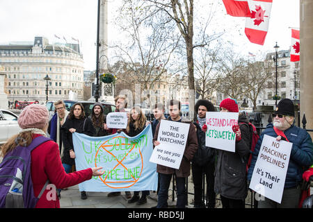 London, Großbritannien. 9. Januar, 2019. Claire James, Kampagnen Koordinator der Kampagne gegen den Klimawandel an, Adressen Klimamitkämpfer außerhalb der kanadische hohe Kommission in Solidarität mit der Wet uwet'protestieren en, ein Ureinwohner aus British Columbia, die derzeit mit Blick auf die Vertreibung nach dem Bau von TransCanada eines fracked Gaspipeline durch ihre Gebiete gesperrt. Credit: Mark Kerrison/Alamy leben Nachrichten Stockfoto