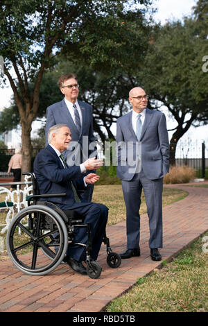 Texas politische Führer reg. Greg Abbott (im Stuhl), Leutnant. Dan Patrick, und Sprecher des Repräsentantenhauses Dennis Bonnen Spaziergang auf dem Gelände der Texas Governor's Mansion in Austin vor der Presse zu Beginn der 86. Legislaturperiode. Stockfoto