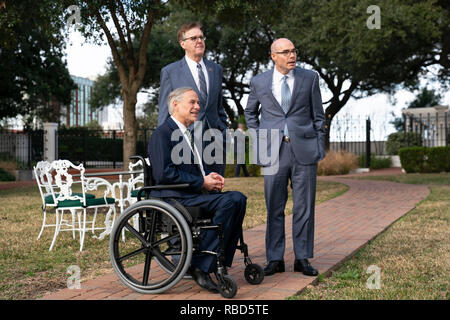 Texas politische Führer reg. Greg Abbott (im Stuhl), Leutnant. Dan Patrick, und Sprecher des Repräsentantenhauses Dennis Bonnen Spaziergang auf dem Gelände der Texas Governor's Mansion in Austin vor der Presse zu Beginn der 86. Legislaturperiode. Stockfoto