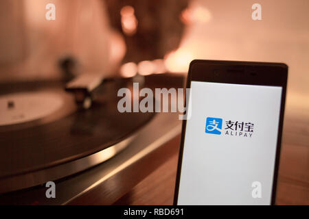 Bangkok, Thailand. 9 Jan, 2019. Die chinesische Anwendung Alipay gesehen auf einem Android Smartphone mit Vintage Drehscheibe im Hintergrund angezeigt. Credit: Guillaume Payen/SOPA Images/ZUMA Draht/Alamy leben Nachrichten Stockfoto